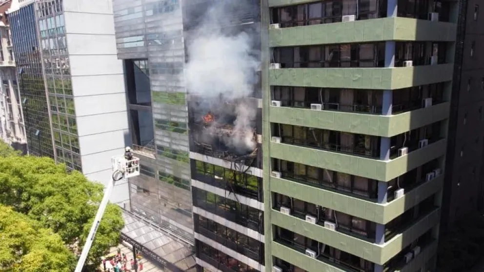 Falleció una mujer en el incendio en el edificio contiguo al Ministerio de Trabajo