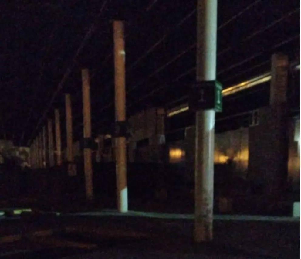 Las plataformas de la terminal de ómnibus siguen a oscuras