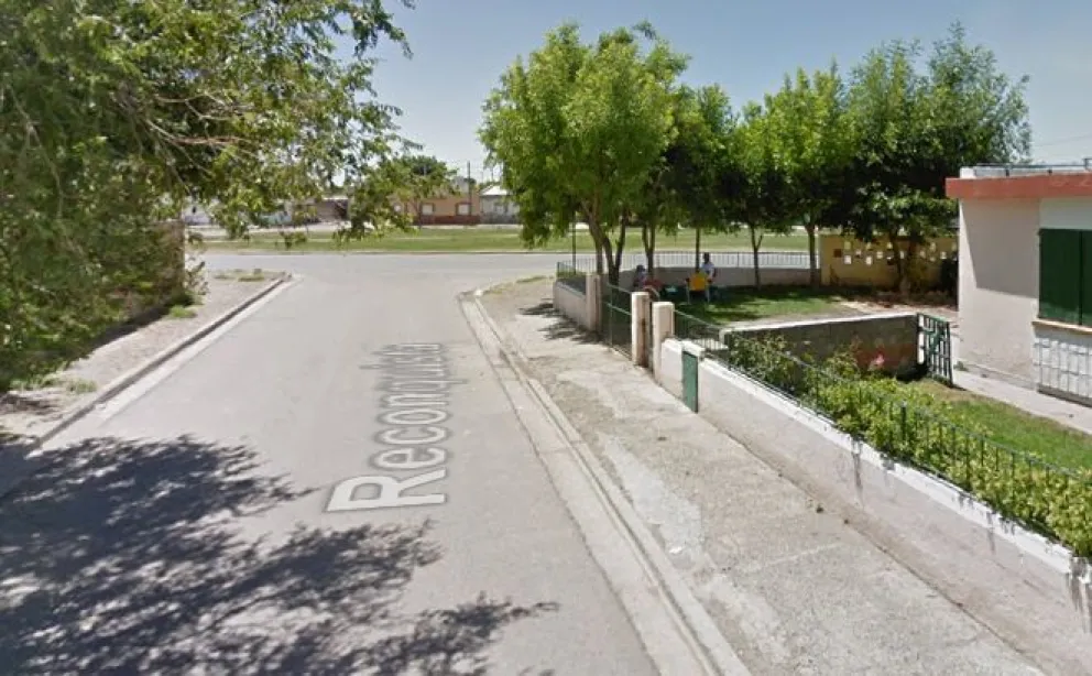 Un joven de Viedma vivió un violento robo: a punta de pistola, le llevaron hasta las zapatillas 