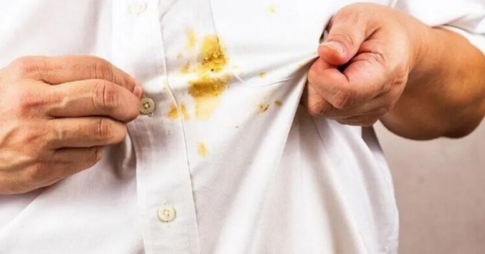 El sencillo truco para quitar manchas de grasa de la ropa