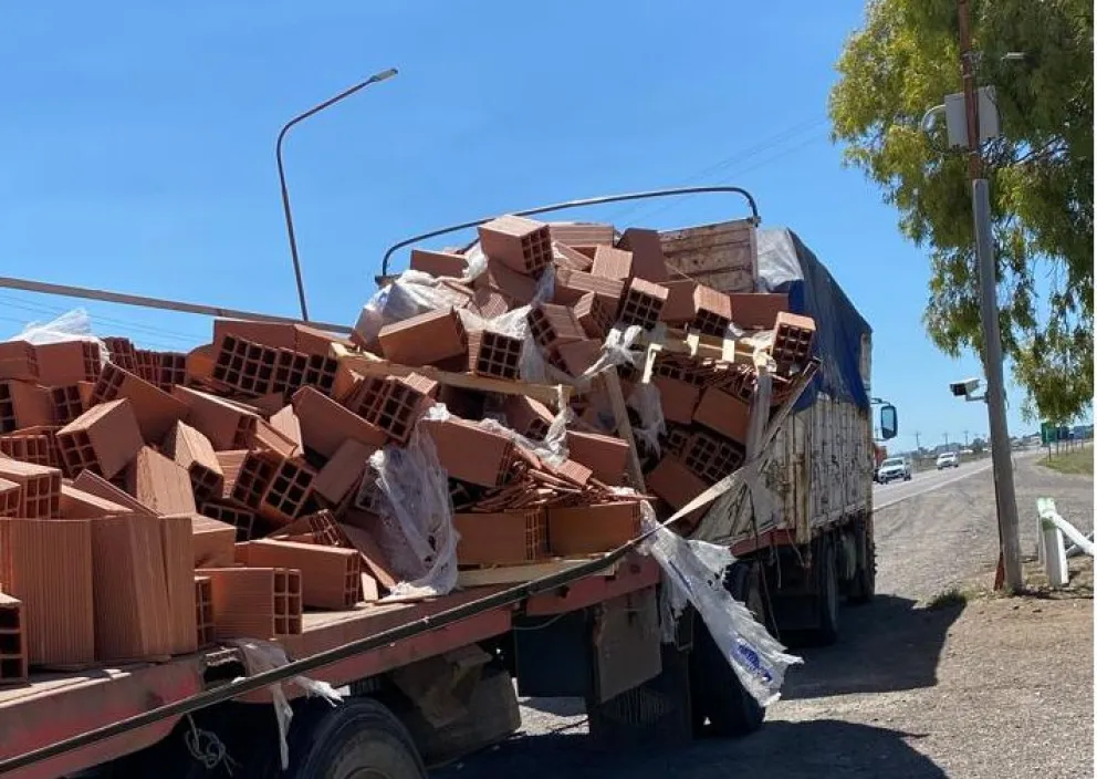 Un camión perdía ladrillos por la ruta 3 y lo frenaron en la caminera