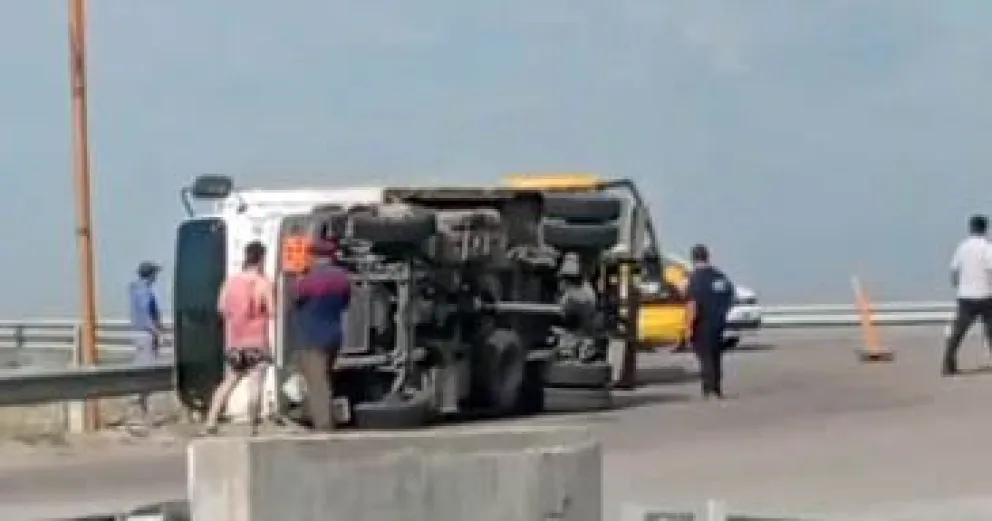 Un camión volcó en el ingreso a Patagones