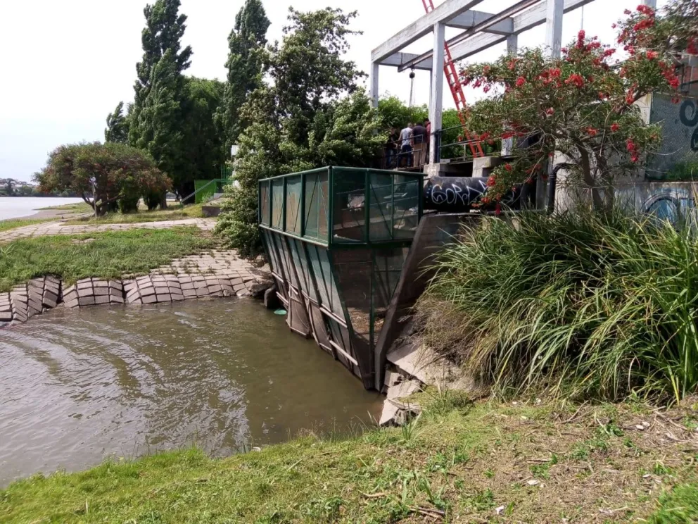 Los vecinos tomaron cartas en el asunto y repararon el canasto contenedor de basura