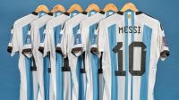 Pagaron una cifra millonaria por seis camisetas que usó Messi en Qatar 2022