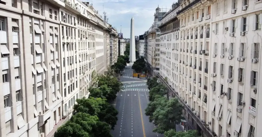 Ajuste: el Gobierno evalúa vender edificios estatales en desuso y recortar gastos en autos, viáticos y viajes