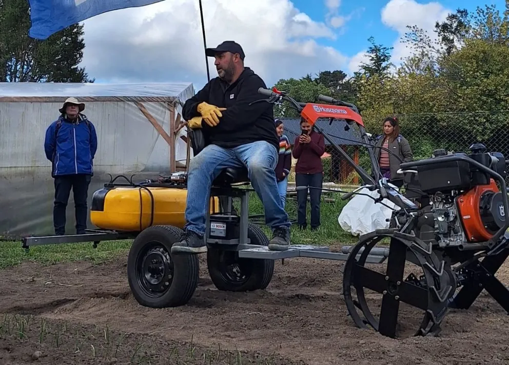 Inventan una sembradora para tender una mano a la agricultura familiar