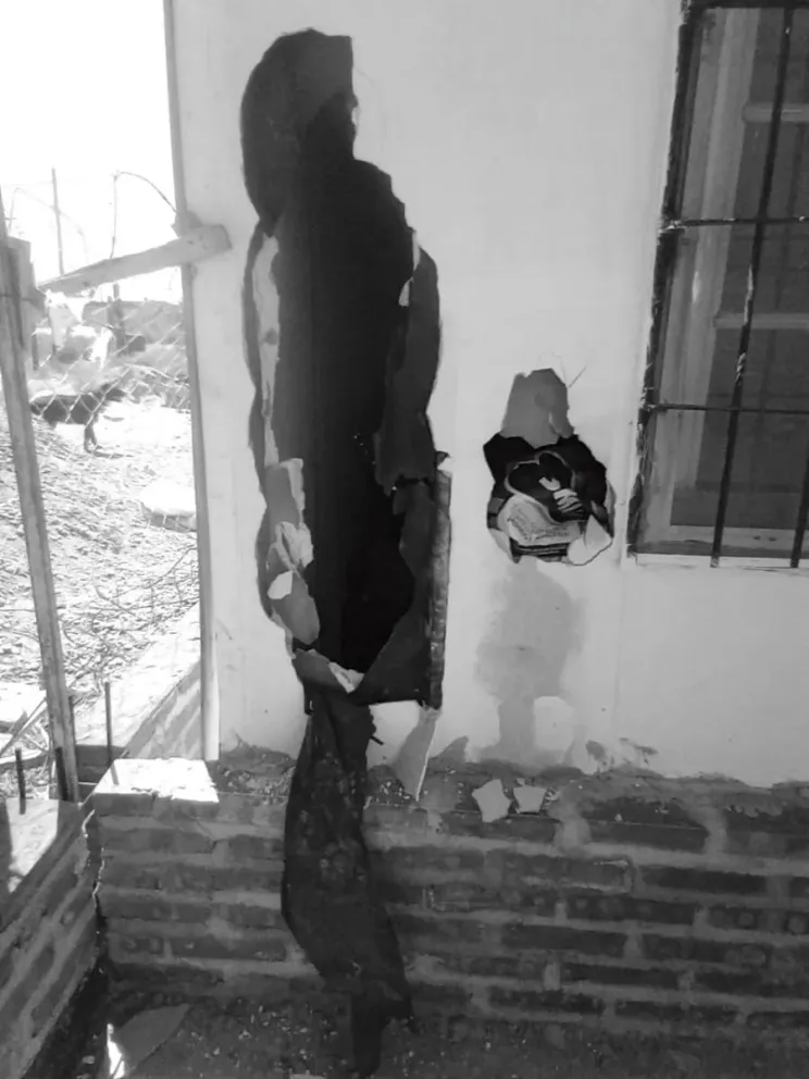 ¡Insólito! Le rompieron la pared a un vecino para poder entrar a robar a su propiedad