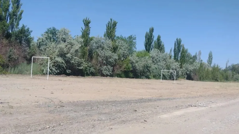 Transformaron un basural en una cancha de fútbol barrial
