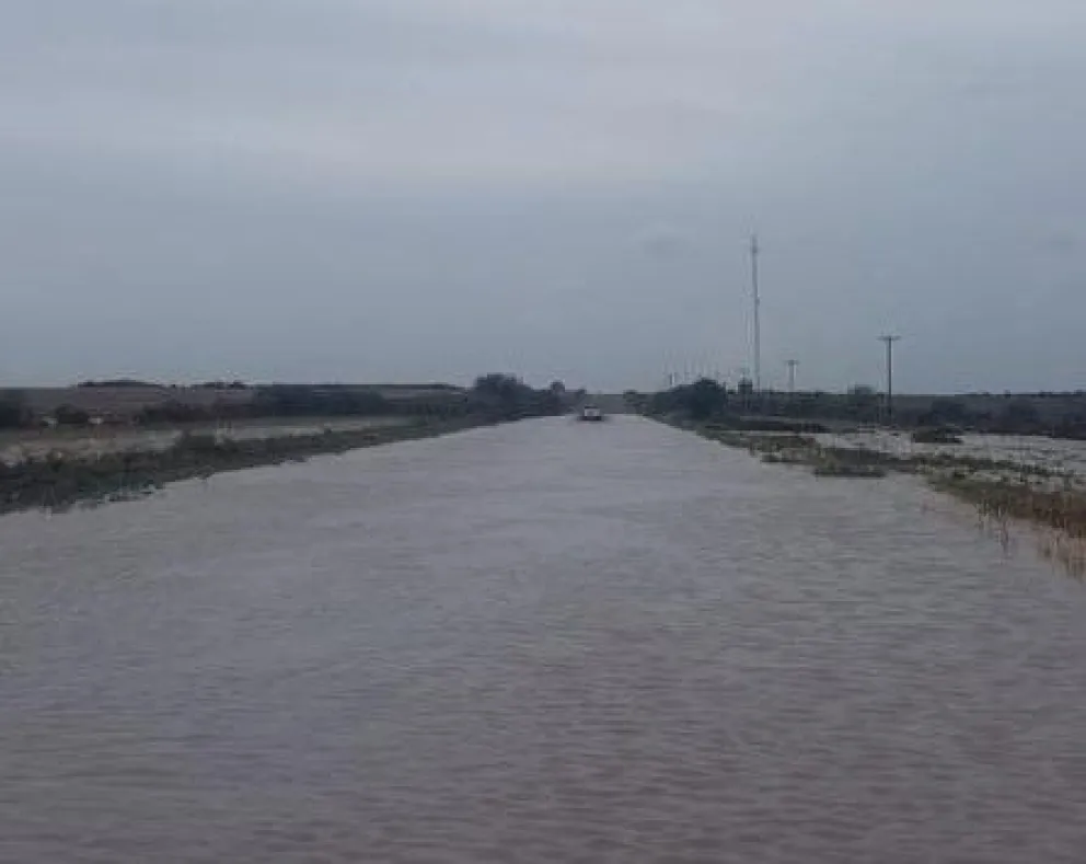 Las intensas lluvias generaron complicaciones en calles y accesos. Archivo.