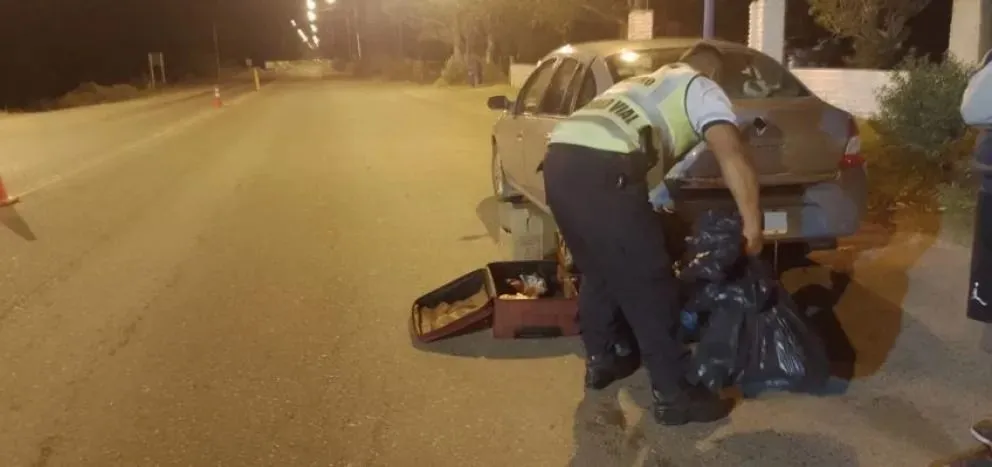 Decomisaron carne ilegal: estaba adentro de una rueda de una camioneta y en una valija