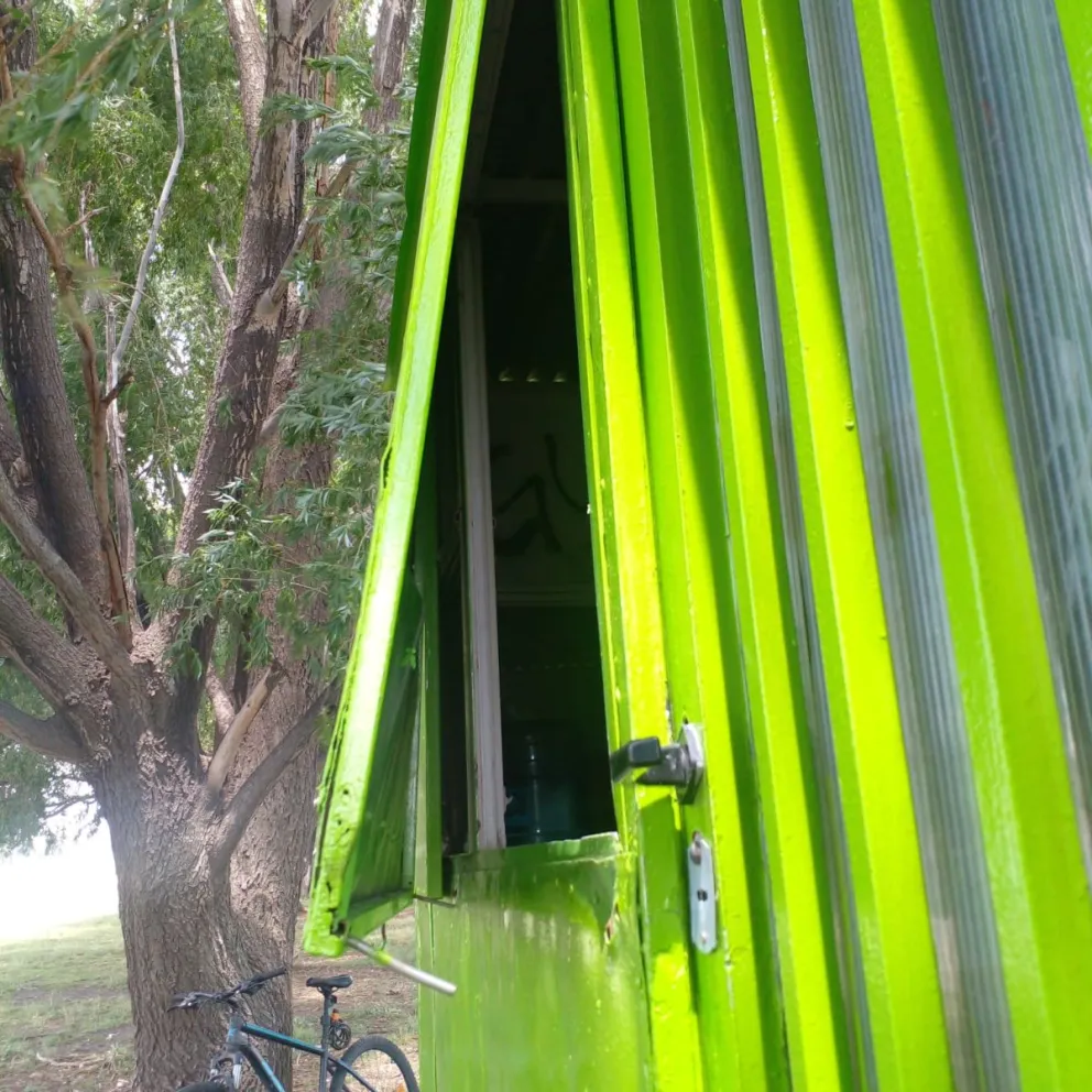 Robo en la costanera de Viedma: vandalizaron refugios de guardavidas y se llevaron elementos de trabajo