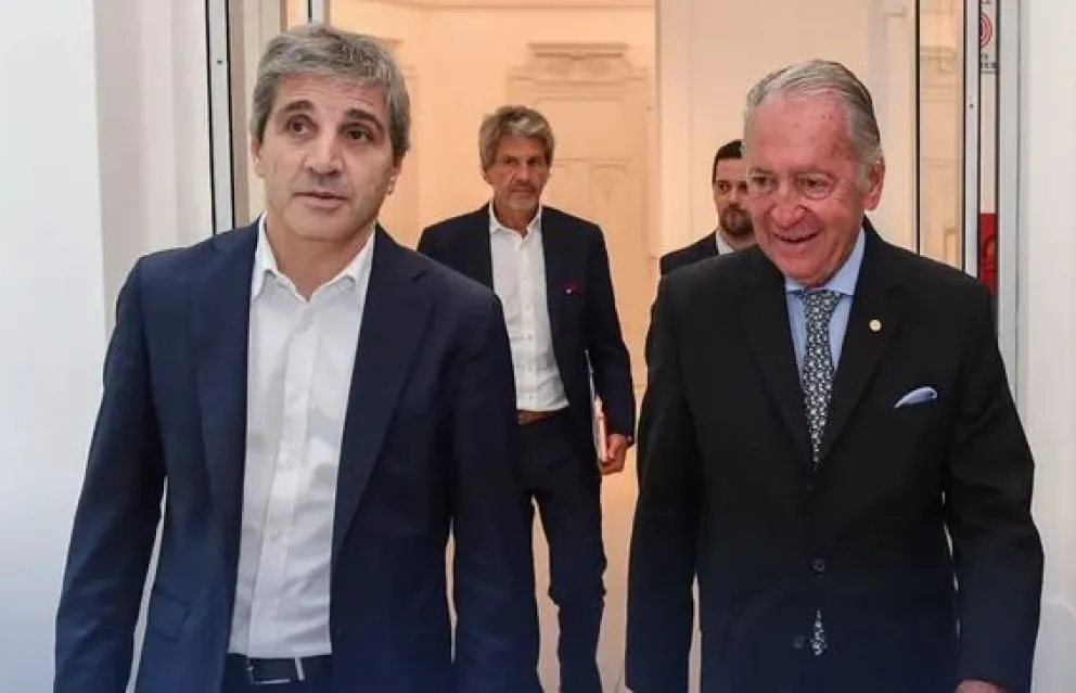 Caputo prometió una drástica reducción de impuestos a la UIA si se logra el superávit