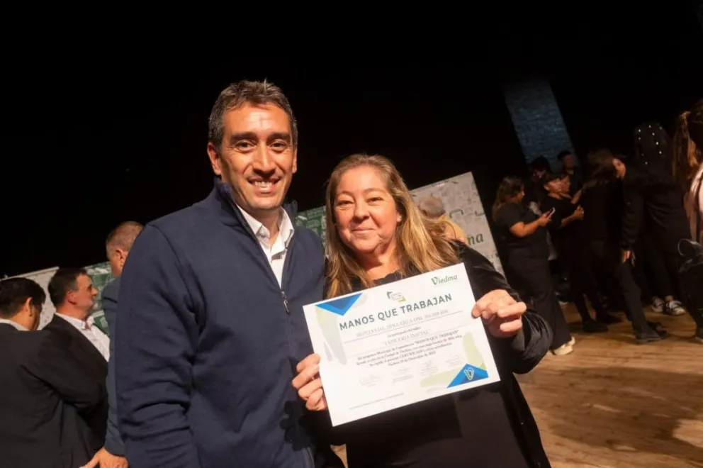 Una política pública más que cumple su objetivo, unos 800 viedmenses recibieron sus certificados 