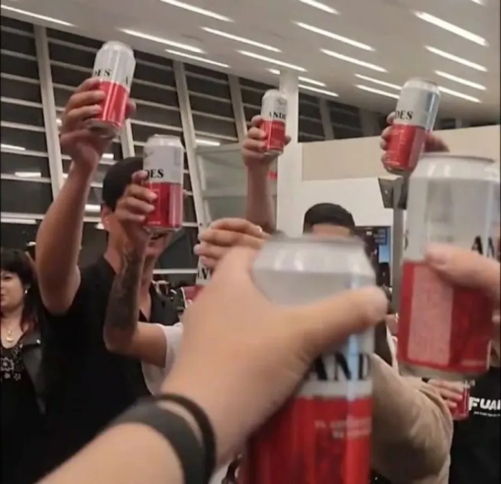 VIDEO: Pasajeros varados en el aeropuerto encararon la tormenta con risas y brindis