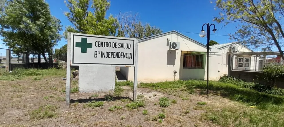 La pequeña batalla a los tiros sucedió a espaldas de este centro de salud. Foto archivo.