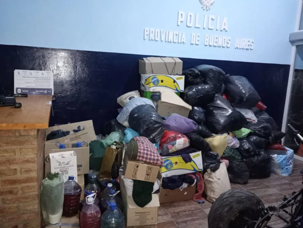 Las donaciones recolectadas por Policía Comunal parten en un camión rumbo a Bahía Blanca