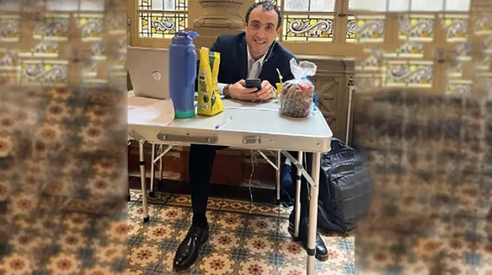 Insólito: un senador se instaló en un pasillo porque no le asignaron un despacho