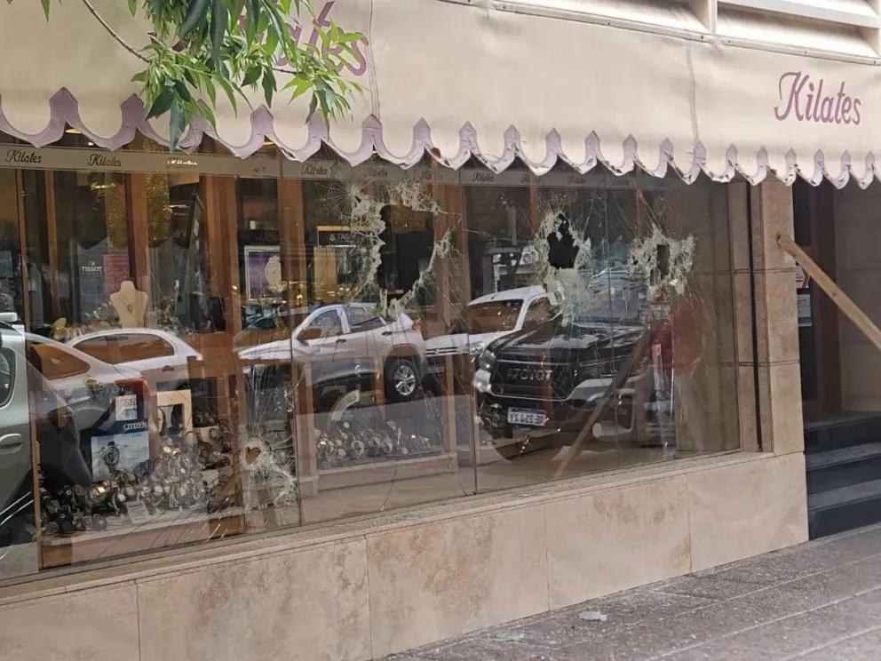 VIDEO: robaron en una joyería y usaron puntales para trabar el sistema de rejas