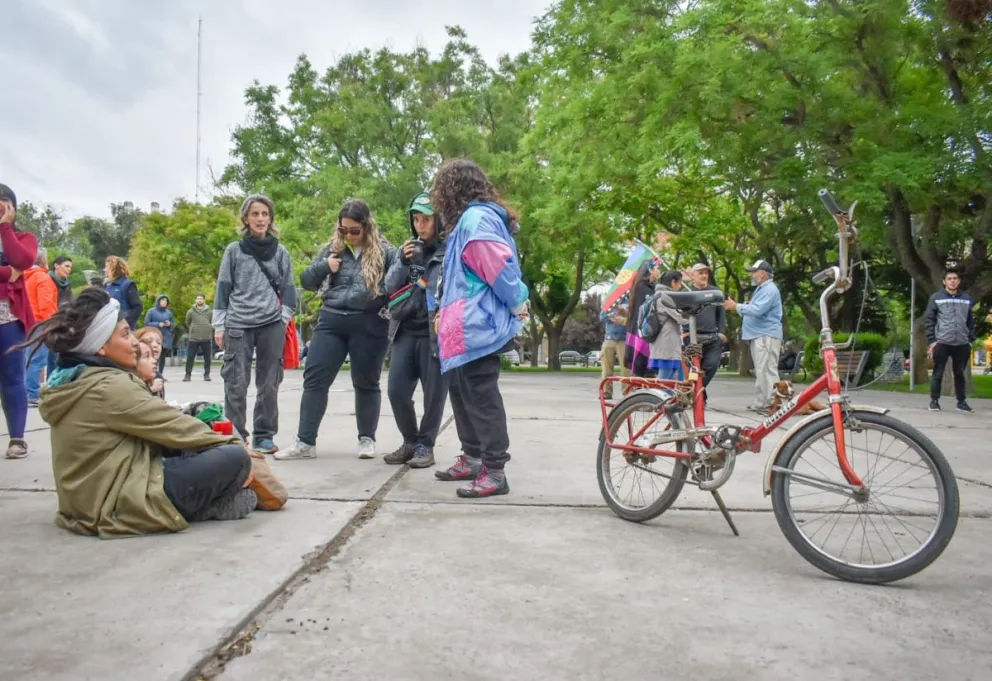 Al igual que en el resto del país, el pueblo sale a la calle en rechazo del anuncio de Milei