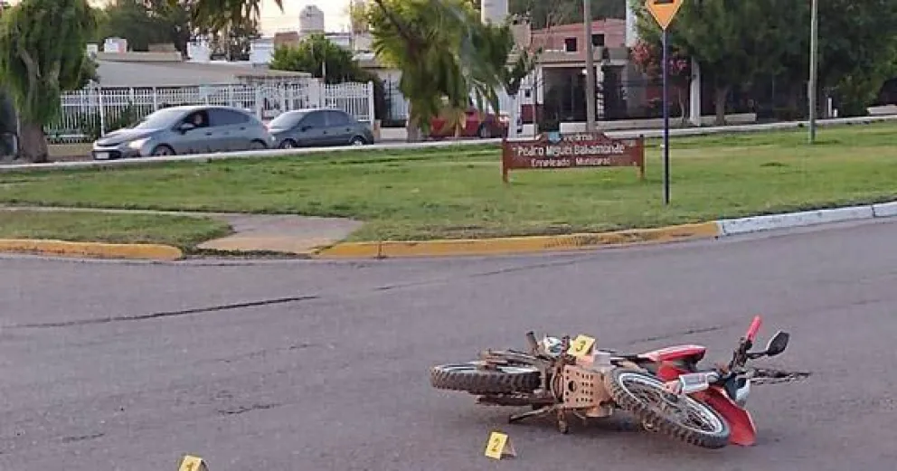 Chocó a una chica en moto, la dejó tirada y escapó