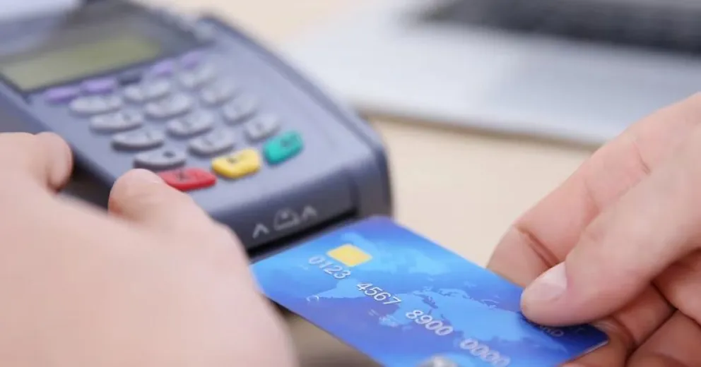 El insólito método de congelar tarjetas para ahorrar se hace viral