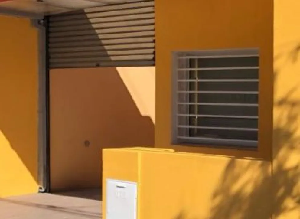 Un sujeto ronda por el centro metiéndose en casa ajena