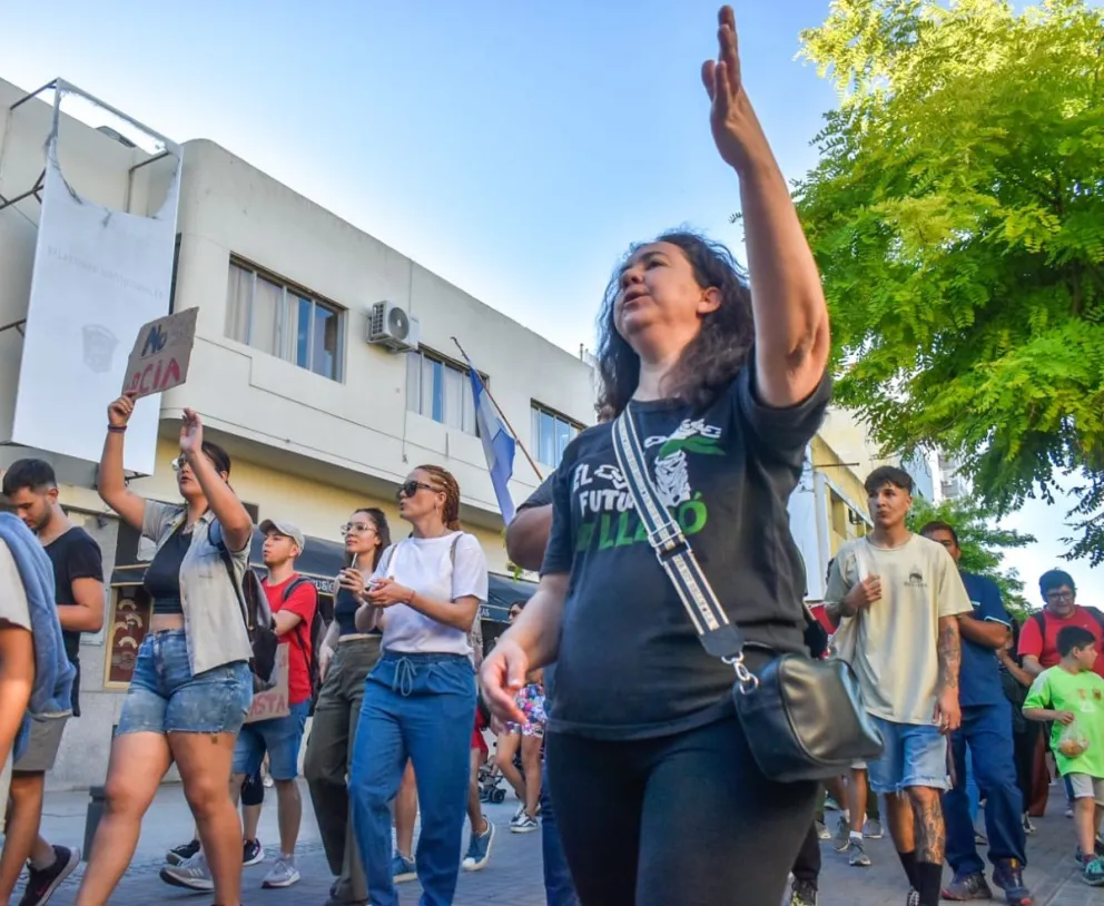Masivo repudio en las calles al "decretazo" de Milei