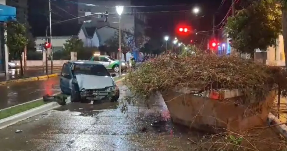 Caía una fuerte lluvia en la ciudad y el conductor de un Palio chocó contra un volquete