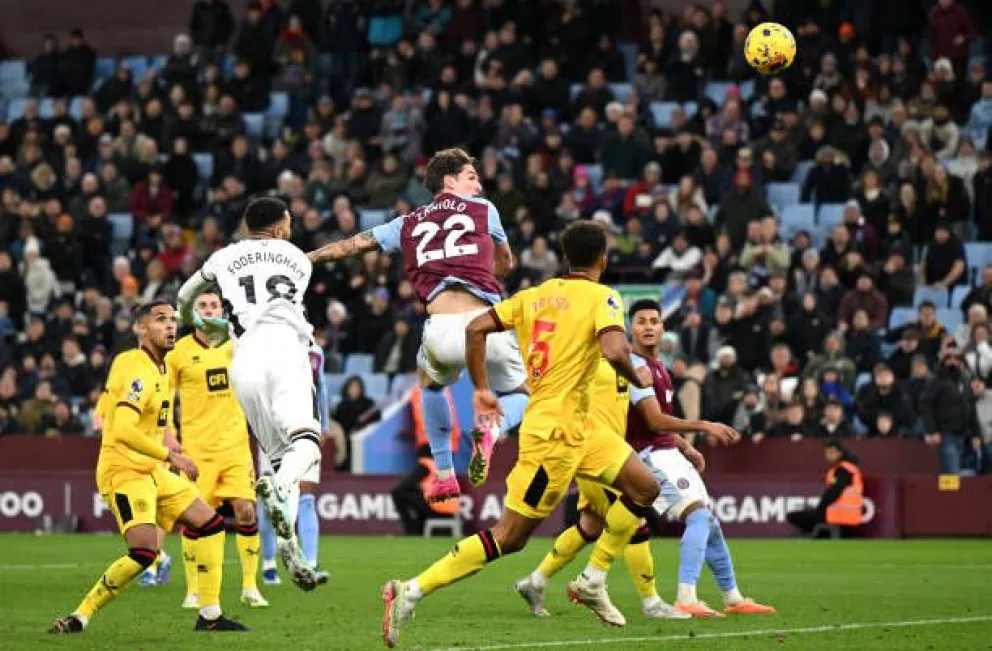 Aston Villa lo empató sobre el final y escaló a la cima de  la Premier League