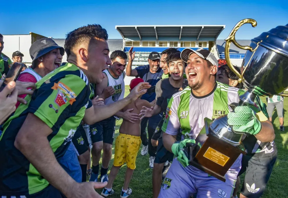 El campeón de los barrios: Las Mil 16 FC festeja el título del Clausura