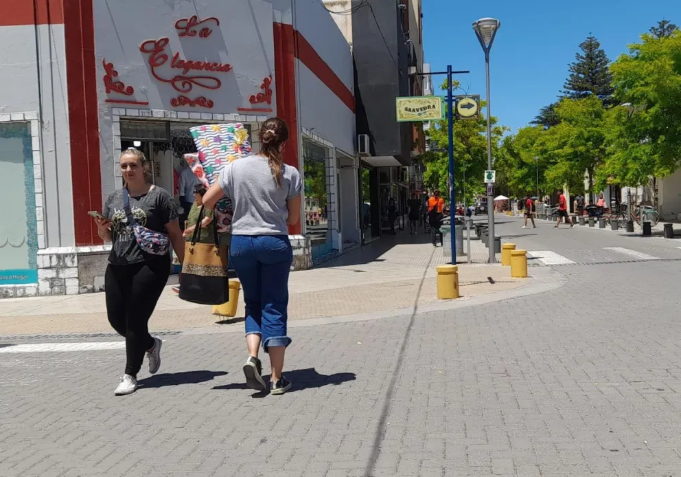 Cientos de viedmenses dejaron las compras navideñas a último momento y el centro fue un lío