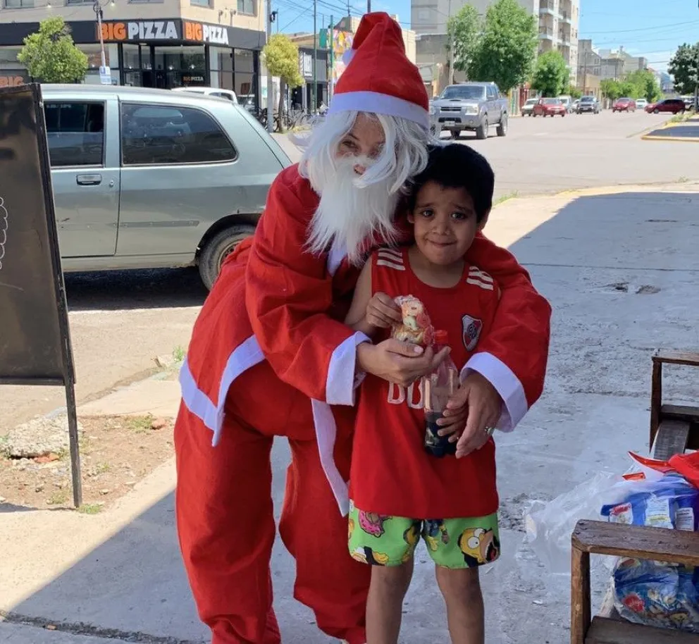 En la calurosa previa de Nochebuena, Papá Noel le puso color y alegría a la jornada