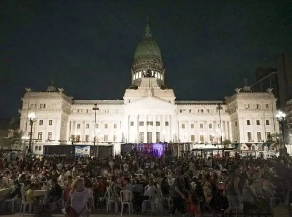 Cena solidaria en Navidad: Más de 4.000 personas en situación de calle celebraron frente al Congreso Nacional
