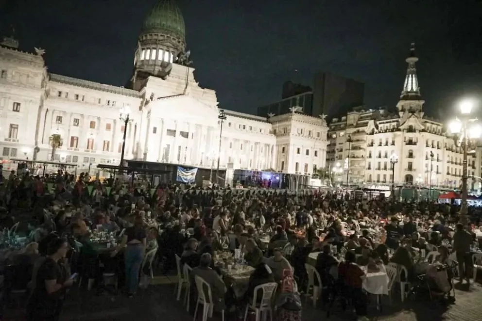 "Navidad Solidaria": cena para 4.000 personas sin techo organizada por movimientos sociales