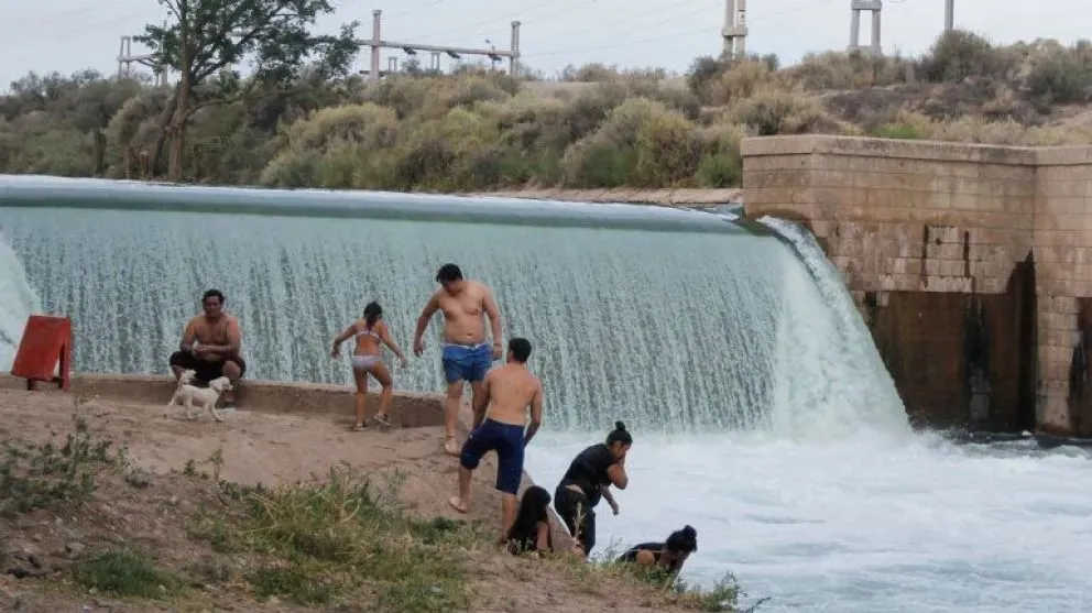 Un joven fue rescatado tras un arriesgado chapuzón en un canal