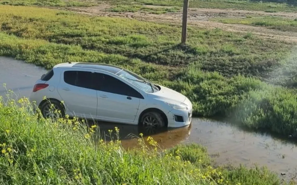 Misterio con un auto abandonado en un zanjón: está ahí desde hace un día