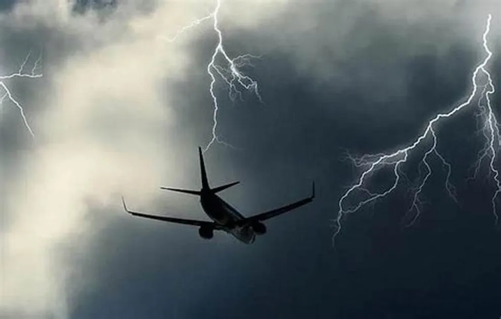 Un avión fue impactado por un rayo y tuvo que aterrizar de emergencia en Ezeiza