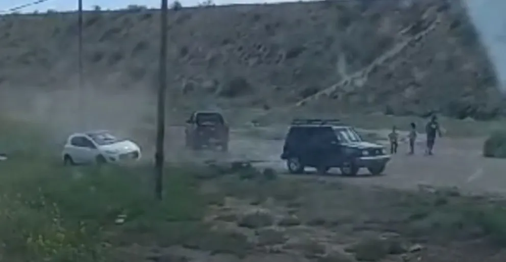 Video: así sacaron el auto abandonado en un zanjón en Viedma