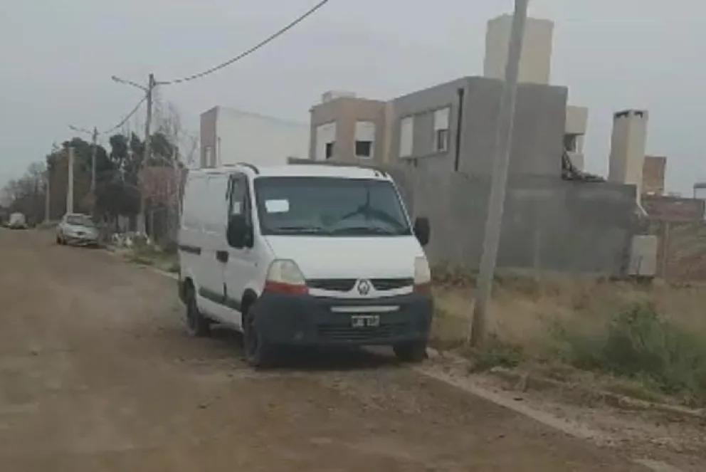 Al igual que en San Roque en el barrio Jardín denuncian una combi abandonada