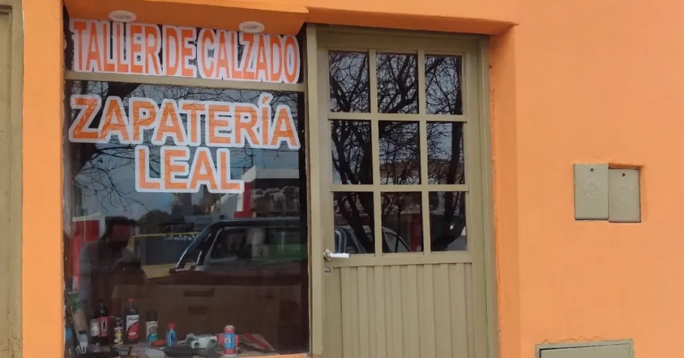 Tiempo de ojotas y crisis en las zapaterías