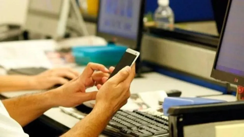 Insólito: fue despedido por exceso del uso del celular y dormir en horario laboral