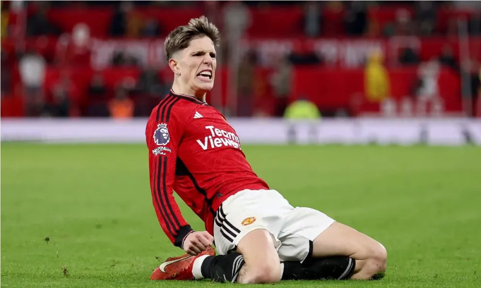 El gesto de Alejandro Garnacho con Emiliano Martínez tras el doblete en la victoria del Manchester United