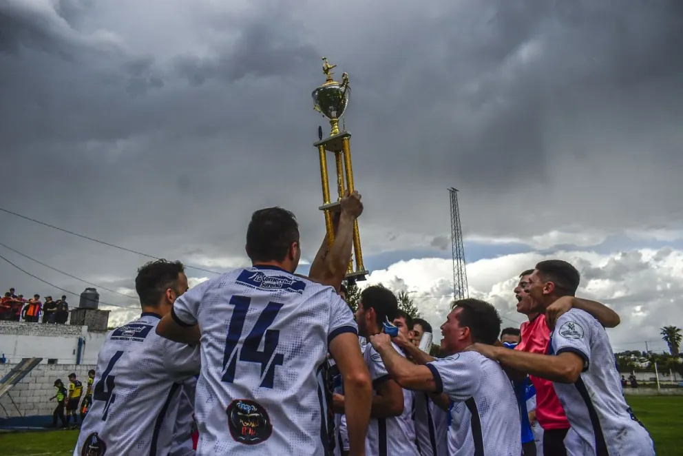 Villalonga se impuso bajo la intensa lluvia y se consagró campeón del Torneo Oficial