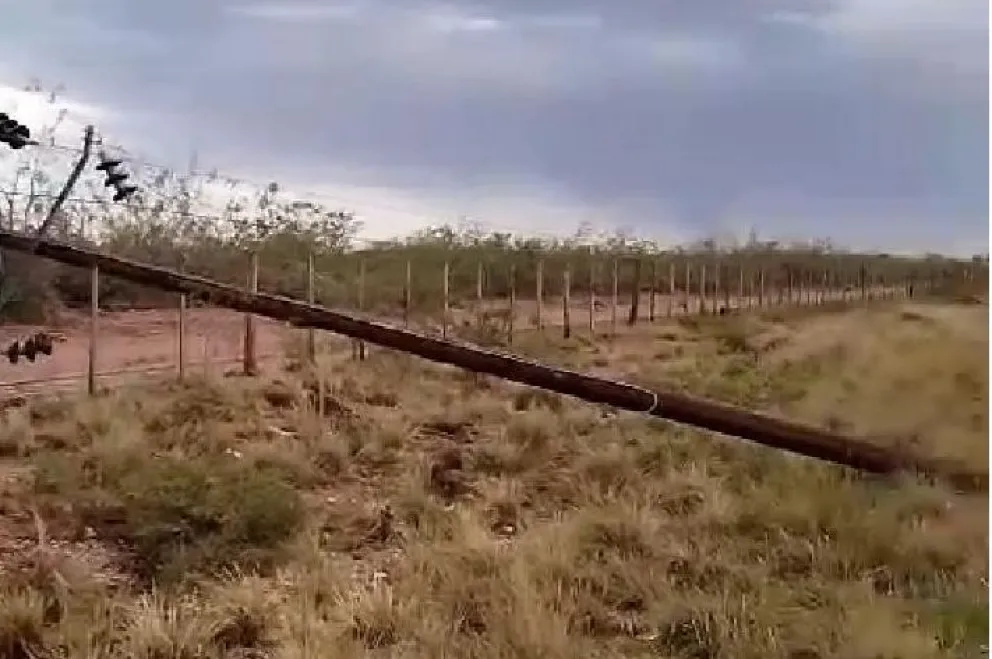 Cayeron postes y dejaron sin luz a una vasta región