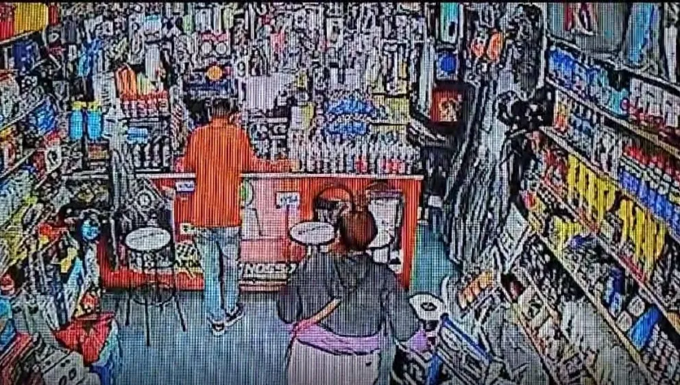 Fueron escrachados por vecinos y ahora comerciantes muestran un video de cómo roban