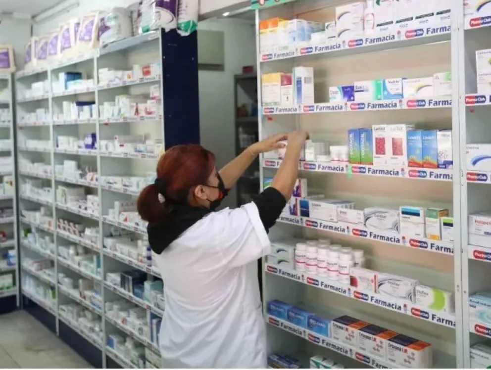 Farmaceúticos rechazan el DNU presidencial pero mantienen las persianas arriba
