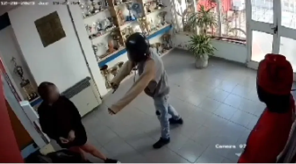 Violento robo con agresión a una empleada en el club Villa Congreso 