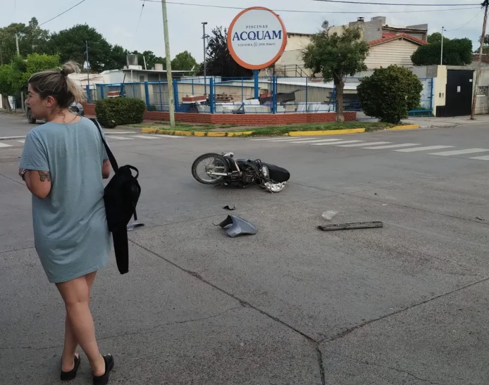 Derivan a un motociclista al hospital y se sospecha que cruzó un semáforo en rojo