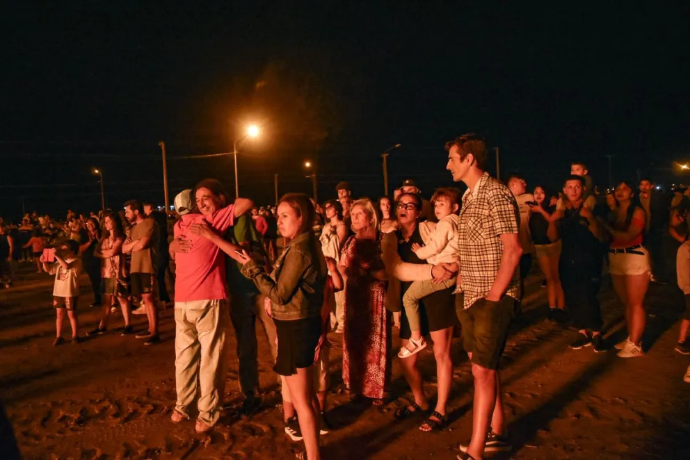 La quema del muñeco en el barrio Santa Clara fue una maravilla ante los ojos de los presentes