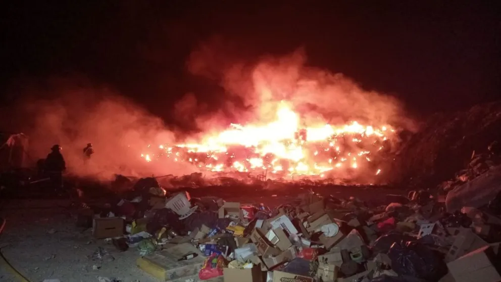 A bomberos les demandó 15 horas apagar el incendio en La Escombrera